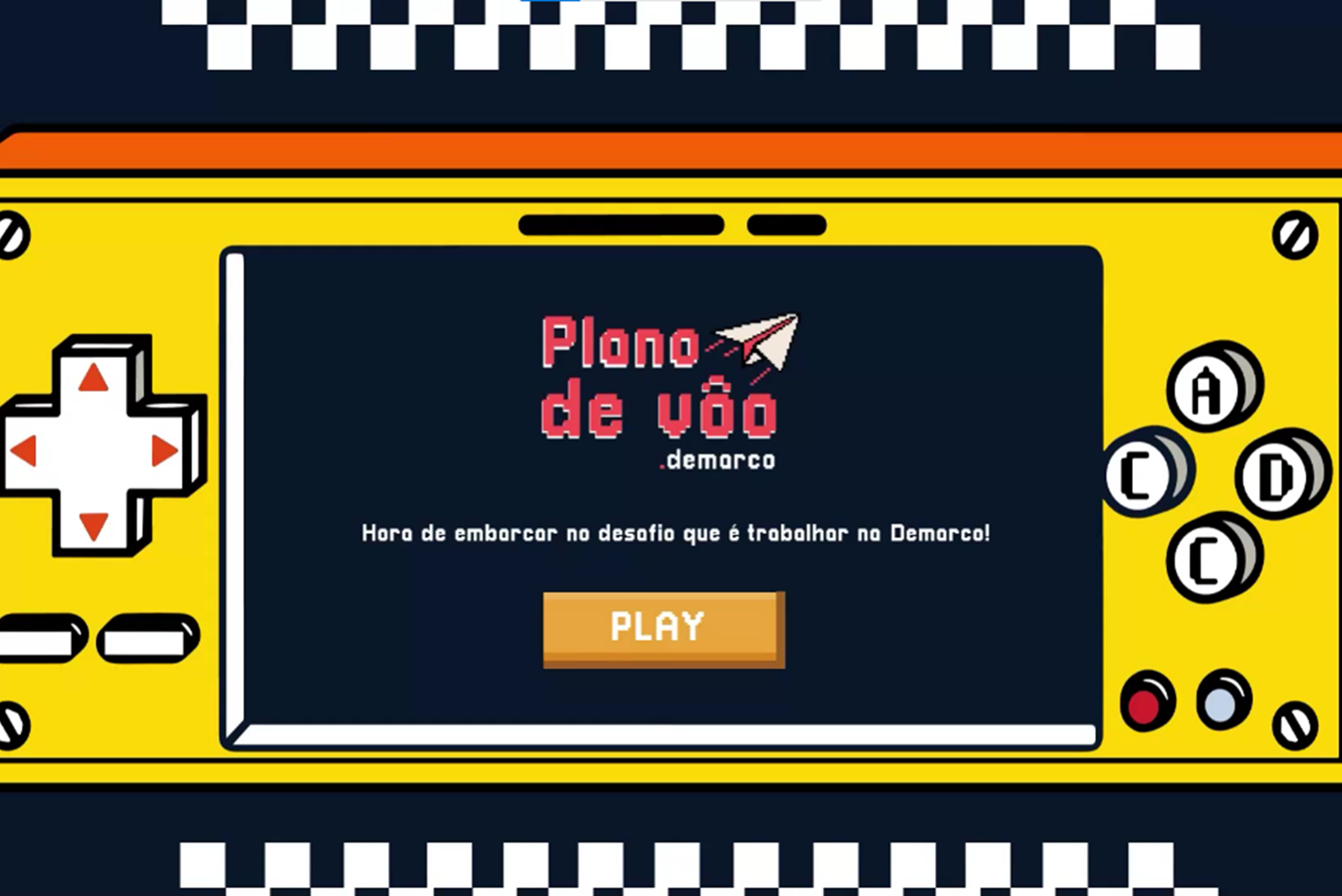 A imagem mostra uma representação gráfica de um dispositivo de jogos portátil, semelhante a um Game Boy clássico. A tela do dispositivo exibe texto em português que diz “Plano de Voo - demarco. Hora de embarcar no desafio que é trabalhar na Demarco!” Abaixo desse texto, há um botão rotulado “PLAY”. O dispositivo de jogos tem um direcional à esquerda e botões de ação rotulados ‘A’, 'C' e ‘D’ à direita, junto com dois botões adicionais marcados com ícones que parecem ser de alto-falantes. O fundo ao redor do dispositivo de jogos lembra uma pista de aeroporto com linhas tracejadas nas bordas.